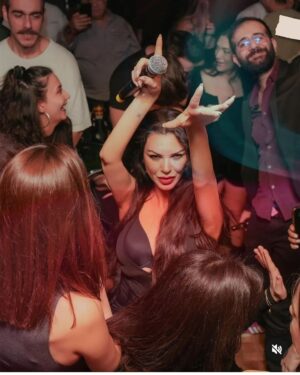 Nez Instagram - Kalbine🤍beynine 🧠sağlığına 🫀önce kendine👤 yatırım yap🧑‍🎓 kendini sev💃 kendinle mutlu ol ki hayat su gibi akıp devam etsin. 

#lifeissweet 
#nez 

@ev.harbiye muhteşem bir gece için çok teşekkür ederim
@arasozgur 💋❤️