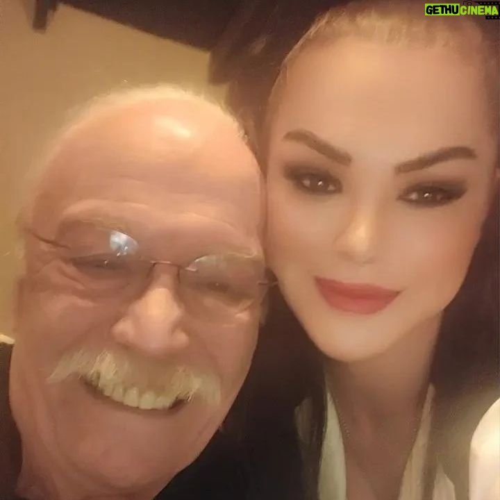 Nez - 1.1K Likes - Öyle güzel bir hikayemiz var ki can olmak
Canımmmm Cahit abim, müziğin en en en devi, komşuların en can olanı, en güzel aslan sütü arkadaşı, senin kalbini iyi ki tanıdım. İngiltere'de halkevi dönemleri ve minik Neziş ilk defa Moğollar ile tanışır ve o gün gerçek müziğe aşık olur.
Evet devlerin kalbi, yüreği, müziği ve hayata bakışları çok başka olur.
Iyi ki varsın @ajan1
O sohbetlerimizi kulağıma hep küpe yaptım ❤️ herkesin bir akıl hocası vardır 🌹
Sonsuza kadar Beyoğlu çocuklarıyız 💃🕺✌️