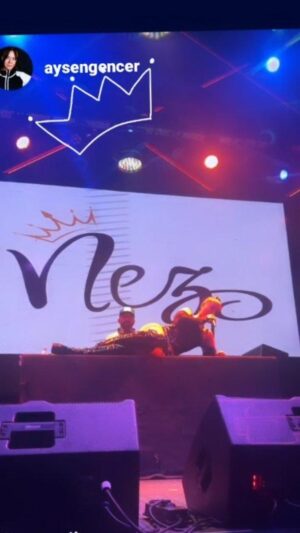 Nez Instagram - @ifbesiktas  muhteşem bir konser daha ❤️🧿 
Teşekkür ederim Nezkopatlarımmm benim love ya all 
#nightlife 
#nez 

#she 
#queenofhearts 
#livemusic