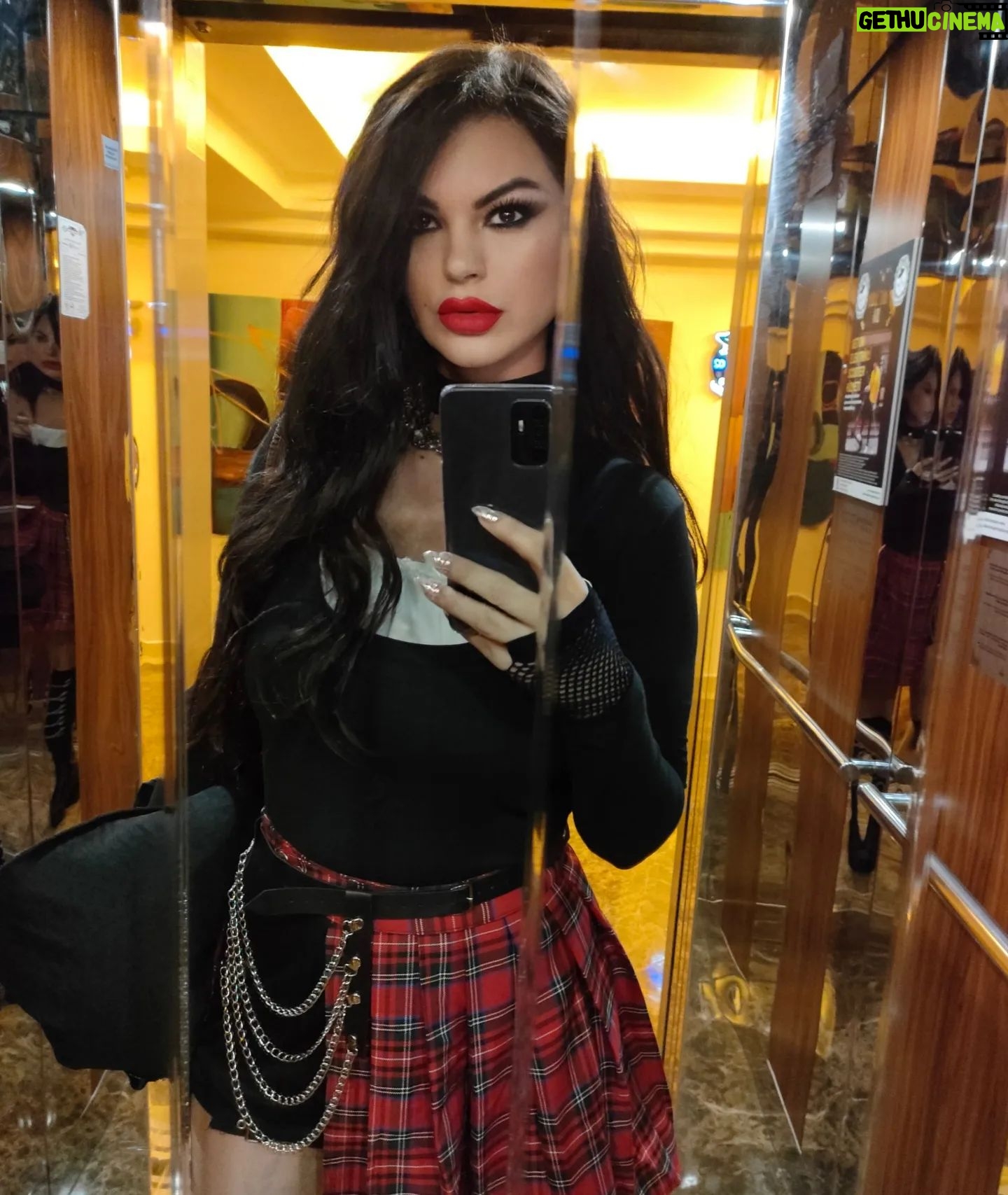Nez - 1.5K Likes - Angel by day devil by night 🖤