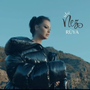 Nez Instagram - Rüya şimdi tüm dijital platformlarda yayında👑 Video klip çalışmamız ise bugün saat 14:00'te YouTube "onlinenez" kanalımda ilk gösterimde olacak. Klibin ilk gösterimini sizinle birlikte izlemek için sabırsızlanıyorum☺️ Rüya benim için olgunluk dönemimin çıkış noktası. Şarkıyı kaydederken de klibi çekerken de her saniyesinde kendi hayat hikayemi ifade etmeye çalıştım. "Hadi yüreğim ha gayret, hele sıkı dur hele sabret." Hayatta her zaman düşüşler oluyor ancak düşüşler daha güçlü ayağa kalkmak için bir fırsat. Değişiyor, gelişiyor, düşe kalka büyüyoruz. Birlikte daha çok güzel zamanlarımız var. Bizi sevgi kurtaracak♥️

Söz/Müzik : Sezen AKSU❤️
Düzenleme : Emre BAYAR🤍
Keman Komp : Mert KEMANCI
Mix/Master : Özgür YURTOĞLU
Kayıt : Emrah MOĞULKOÇ / Ünal AŞKIN

Müzisyenler
Kemanlar : İstanbul Strings
Gitar : Selahattin GÜZELEL

Yönetmen: Erkan NAS❤️
Kuaför : Metin ÖZLÜ
Makyaj: Emrah HARMANKAYA🤍
Staying Deniz can kutlu 🧿

Posthane Production
Montaj : Efe GÜNLER
Renk. : Sinan TAŞDEMİR

Erkek dansçı : (dostum bebeğim)Vural ÇETİN ❤️🧿
Grafik Tasarım : Giray Arslan

#nez #rüya #türkçepop

Ve tabi ki canım menajerlerim
Cihan kültür,Duygu kültür ❤️❤️

Kazım Çağdaş,Hakan Küfündür 🤍

Bir Anka kuşu her zaman küllerinden doğar sizleri çok seviyorum ❤️ 

İyi ki varsınız 

Canım anneciğim babacığım can ailem love you always. Allah'ım sizi hep korusun ❤️❤️❤️🧿🧿🧿

Emeği geçen herkese sonsuz teşekkürler

My fans Nezkopatlar sizleri çok seviyorum