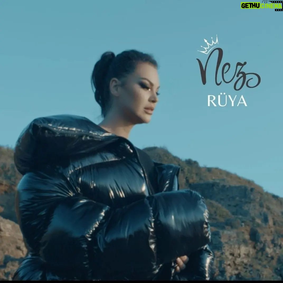 Nez - 1.1K Likes - Rüya şimdi tüm dijital platformlarda yayında👑 Video klip çalışmamız ise bugün saat 14:00'te YouTube "onlinenez" kanalımda ilk gösterimde olacak. Klibin ilk gösterimini sizinle birlikte izlemek için sabırsızlanıyorum☺️ Rüya benim için olgunluk dönemimin çıkış noktası. Şarkıyı kaydederken de klibi çekerken de her saniyesinde kendi hayat hikayemi ifade etmeye çalıştım. "Hadi yüreğim ha gayret, hele sıkı dur hele sabret." Hayatta her zaman düşüşler oluyor ancak düşüşler daha güçlü ayağa kalkmak için bir fırsat. Değişiyor, gelişiyor, düşe kalka büyüyoruz. Birlikte daha çok güzel zamanlarımız var. Bizi sevgi kurtaracak♥️
Söz/Müzik : Sezen AKSU❤️
Düzenleme : Emre BAYAR🤍
Keman Komp : Mert KEMANCI
Mix/Master : Özgür YURTOĞLU
Kayıt : Emrah MOĞULKOÇ / Ünal AŞKIN
Müzisyenler
Kemanlar : İstanbul Strings
Gitar : Selahattin GÜZELEL
Yönetmen: Erkan NAS❤️
Kuaför : Metin ÖZLÜ
Makyaj: Emrah HARMANKAYA🤍
Staying Deniz can kutlu 🧿
Posthane Production
Montaj : Efe GÜNLER
Renk. : Sinan TAŞDEMİR
Erkek dansçı : (dostum bebeğim)Vural ÇETİN ❤️🧿
Grafik Tasarım : Giray Arslan
#nez #rüya #türkçepop
Ve tabi ki canım menajerlerim
Cihan kültür,Duygu kültür ❤️❤️
Kazım Çağdaş,Hakan Küfündür 🤍
Bir Anka kuşu her zaman küllerinden doğar sizleri çok seviyorum ❤️
İyi ki varsınız
Canım anneciğim babacığım can ailem love you always. Allah'ım sizi hep korusun ❤️❤️❤️🧿🧿🧿
Emeği geçen herkese sonsuz teşekkürler
My fans Nezkopatlar sizleri çok seviyorum