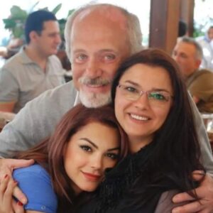 Nez Instagram - Mavi gözlü dev adam benim canım babammm❤️ 
Sen nefes aldığın her sağlıklı günün benim en mutlu günüm. Baba demek ne güzel bir duygu. Benim koca yürekli Antakyalım, sen asla üzülme arkanda dev gibi baban var dersin ya hep🥰 senin o mavi gözlerin hep ışıldasın bize ailemize hep böyle baksın. Seni çok seviyorum kıymetli babam. 

Düşünün ki sizi her gördüğünde "ne kadar güzelsin" diyen bir babam var. 

Devrilmez koca çınarım 
Ben mücadeleyi en güzel babadan öğrendim 💛🧿 

Babalar günün kutlu olsun antakya'nın en yakışıklı babası ❤️❤️❤️❤️❤️❤️❤️❤️❤️❤️❤️ @katipmehmet