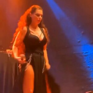 Nez Instagram - Her konserde devire devire yürüyoruz 
şişeleri, fobileri, ön yargıları, beyinsiz hacıyatmazları ❤️ 
Şarkı söyle 
Dans et 
Hayatını istediğin gibi yaşa ve dik dur! 
Asıl kötü örnek olanlara karşı omurgasız olma! Her dönemin insanı olma!! Kötü örnek oluyorlar diye kadın vücudunu aşağılama! 💋