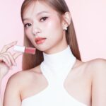Ng Ka Yan Instagram - pucker up for a radiant glossy #jellylip with this must-have #peachfuzz tone!!! 🍑💦 The dimensional lip look is all about that glossy, glowy finish that will leave your lips looking absolutely stunning. which one are u craving: #BG936 🧡柔和白桃 vs #BG958 🩷冰透熟桃 or me :3? Say hello to a beautiful radiant juicy glow that will turn heads wherever you go! @shuuemura #shuuemurahk #kinucareglowup #果凍唇釉 #絹感潤護水光唇釉 #植村秀 #亞洲唇妝專家