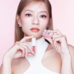 Ng Ka Yan Instagram - pucker up for a radiant glossy #jellylip with this must-have #peachfuzz tone!!! 🍑💦 The dimensional lip look is all about that glossy, glowy finish that will leave your lips looking absolutely stunning. which one are u craving: #BG936 🧡柔和白桃 vs #BG958 🩷冰透熟桃 or me :3? Say hello to a beautiful radiant juicy glow that will turn heads wherever you go! @shuuemura #shuuemurahk #kinucareglowup #果凍唇釉 #絹感潤護水光唇釉 #植村秀 #亞洲唇妝專家