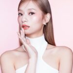 Ng Ka Yan Instagram - pucker up for a radiant glossy #jellylip with this must-have #peachfuzz tone!!! 🍑💦 The dimensional lip look is all about that glossy, glowy finish that will leave your lips looking absolutely stunning. which one are u craving: #BG936 🧡柔和白桃 vs #BG958 🩷冰透熟桃 or me :3? Say hello to a beautiful radiant juicy glow that will turn heads wherever you go! @shuuemura #shuuemurahk #kinucareglowup #果凍唇釉 #絹感潤護水光唇釉 #植村秀 #亞洲唇妝專家