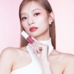 Ng Ka Yan Instagram - pucker up for a radiant glossy #jellylip with this must-have #peachfuzz tone!!! 🍑💦 The dimensional lip look is all about that glossy, glowy finish that will leave your lips looking absolutely stunning. which one are u craving: #BG936 🧡柔和白桃 vs #BG958 🩷冰透熟桃 or me :3? Say hello to a beautiful radiant juicy glow that will turn heads wherever you go! @shuuemura #shuuemurahk #kinucareglowup #果凍唇釉 #絹感潤護水光唇釉 #植村秀 #亞洲唇妝專家