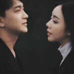 Nguyễn Quỳnh Instagram – Mình à sao đôi ta lại chẳng xuất phát đi chung một chuyến ga đời,
Đã lỡ biết trước câu chuyện yêu không vui,
Thứ lỗi cho tôi không thể đợi lúc gặp người,
Đành hẹn nơi khác nhé🦋