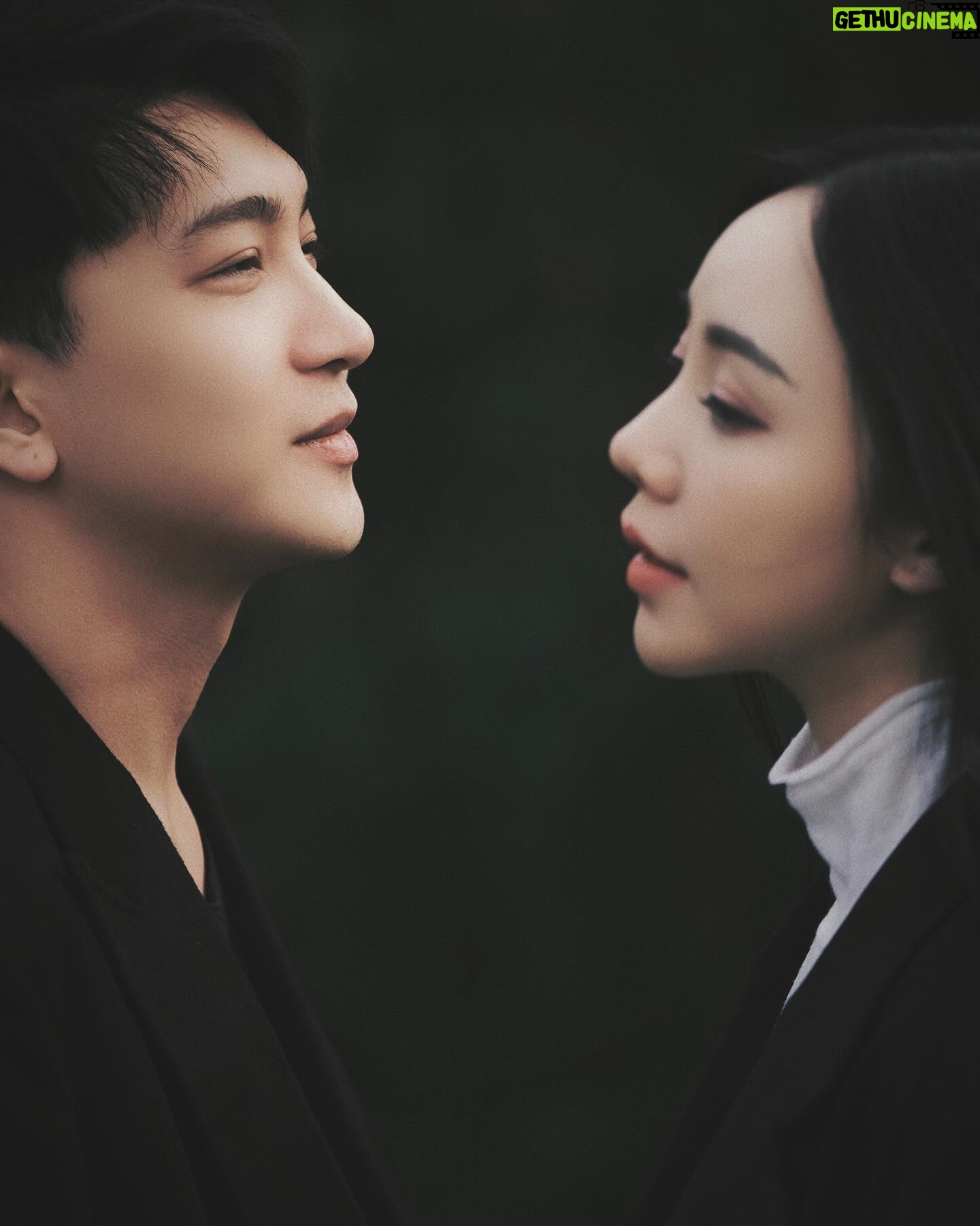 Nguyễn Quỳnh - 4.4K Likes - Mình à sao đôi ta lại chẳng xuất phát đi chung một chuyến ga đời,
Đã lỡ biết trước câu chuyện yêu không vui,
Thứ lỗi cho tôi không thể đợi lúc gặp người,
Đành hẹn nơi khác nhé🦋