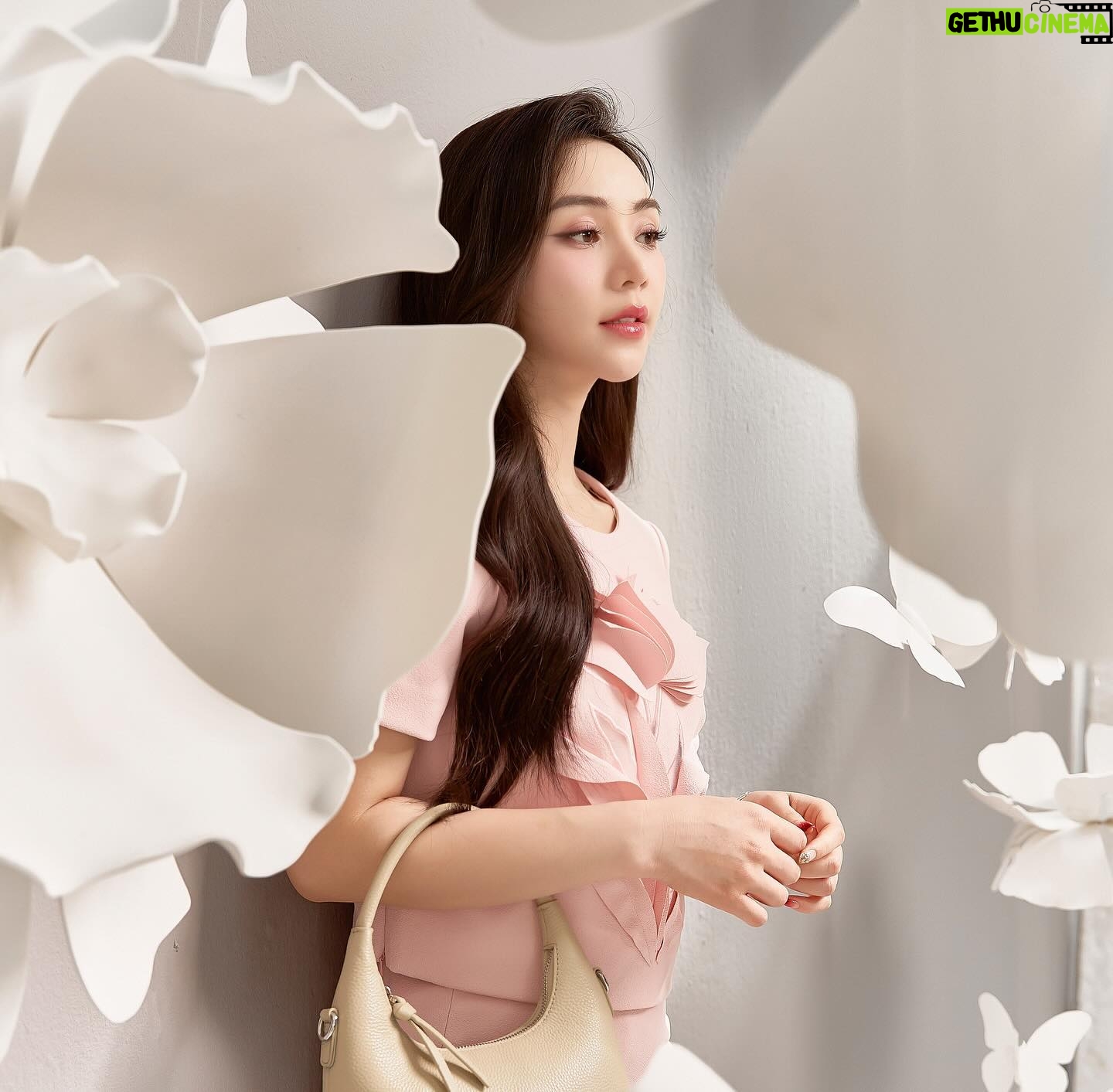 Nguyễn Quỳnh Instagram - Gọi em là hoà bình - vì phải đấu tranh mới có được em🤭🦋🦋🦋