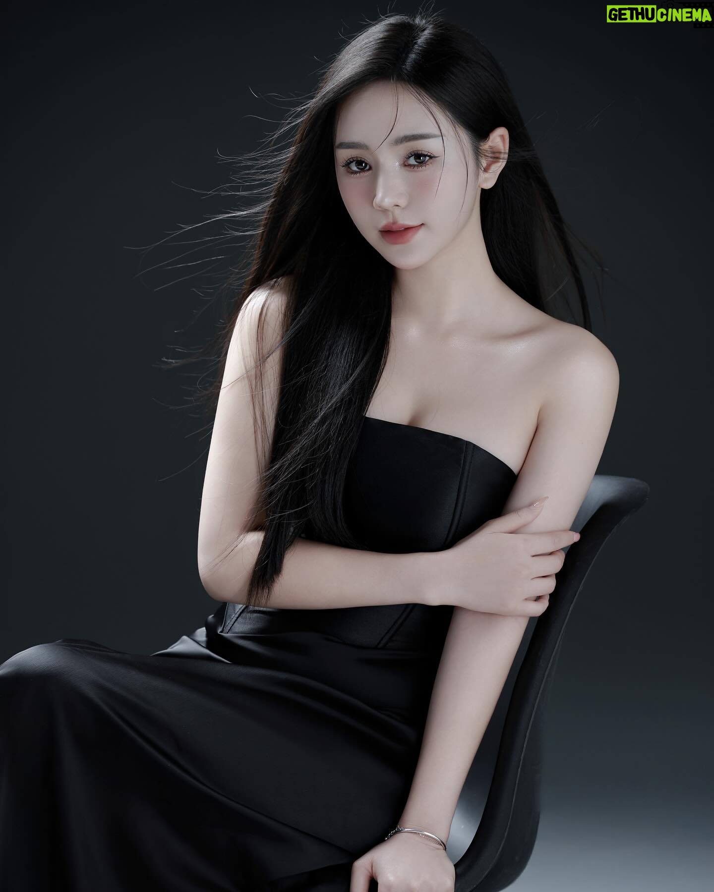 Nguyễn Quỳnh Instagram - Là hoa là sương hay là gió🌸🦋🦋🦋