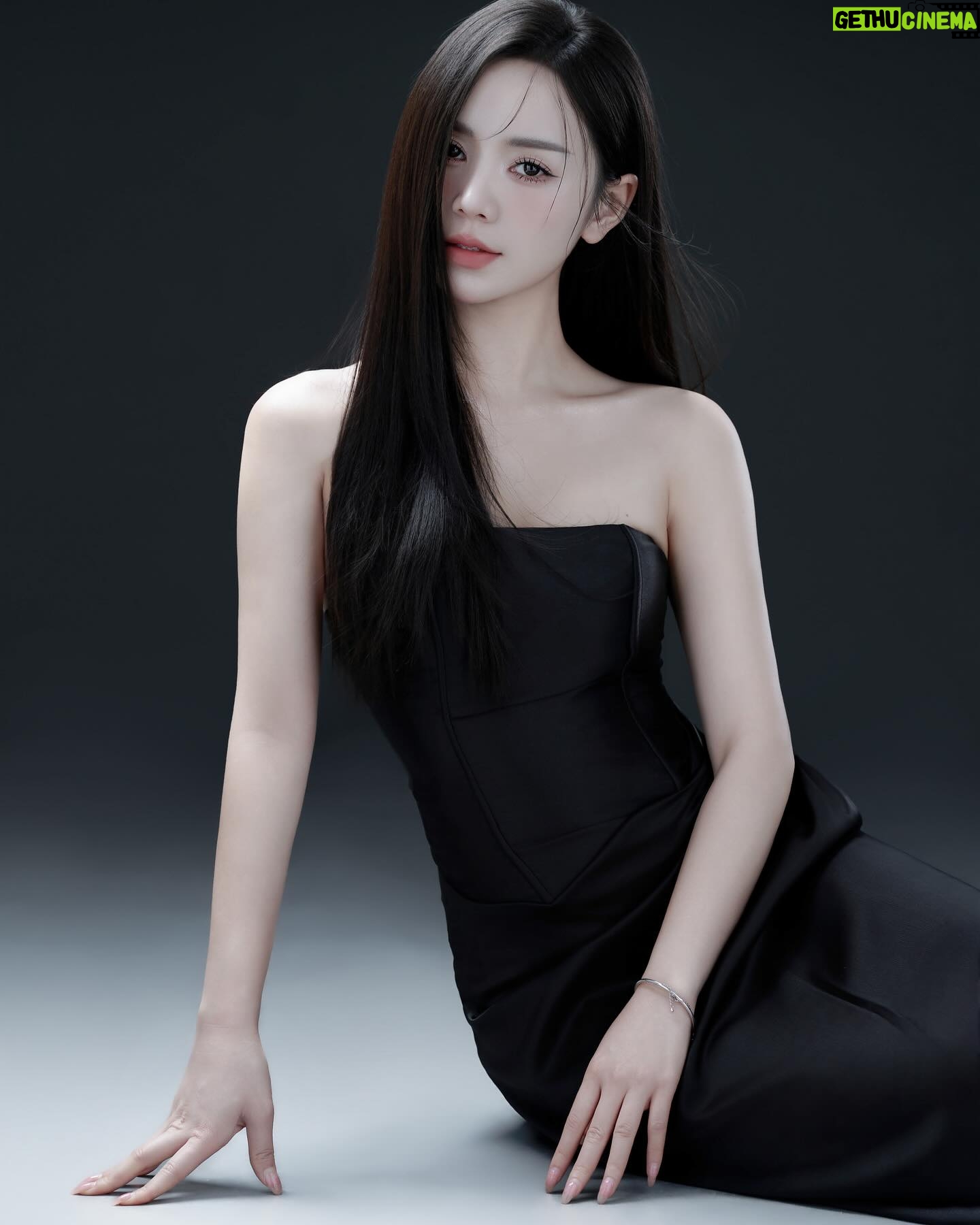Nguyễn Quỳnh Instagram - Là hoa là sương hay là gió🌸🦋🦋🦋