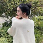 Nguyễn Quỳnh Instagram – E ấy cứ đậu trên người tui và k chịu bay đi cho tới khi tui phải lên xe di chuyển 🦋🦋🦋yêu em