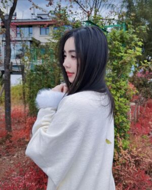 Nguyễn Quỳnh Instagram - E ấy cứ đậu trên người tui và k chịu bay đi cho tới khi tui phải lên xe di chuyển 🦋🦋🦋yêu em