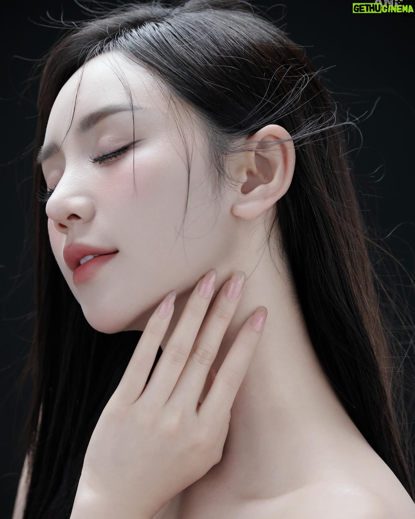 Nguyễn Quỳnh Instagram - Là hoa là sương hay là gió🌸🦋🦋🦋