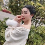 Nguyễn Quỳnh Instagram - E ấy cứ đậu trên người tui và k chịu bay đi cho tới khi tui phải lên xe di chuyển 🦋🦋🦋yêu em