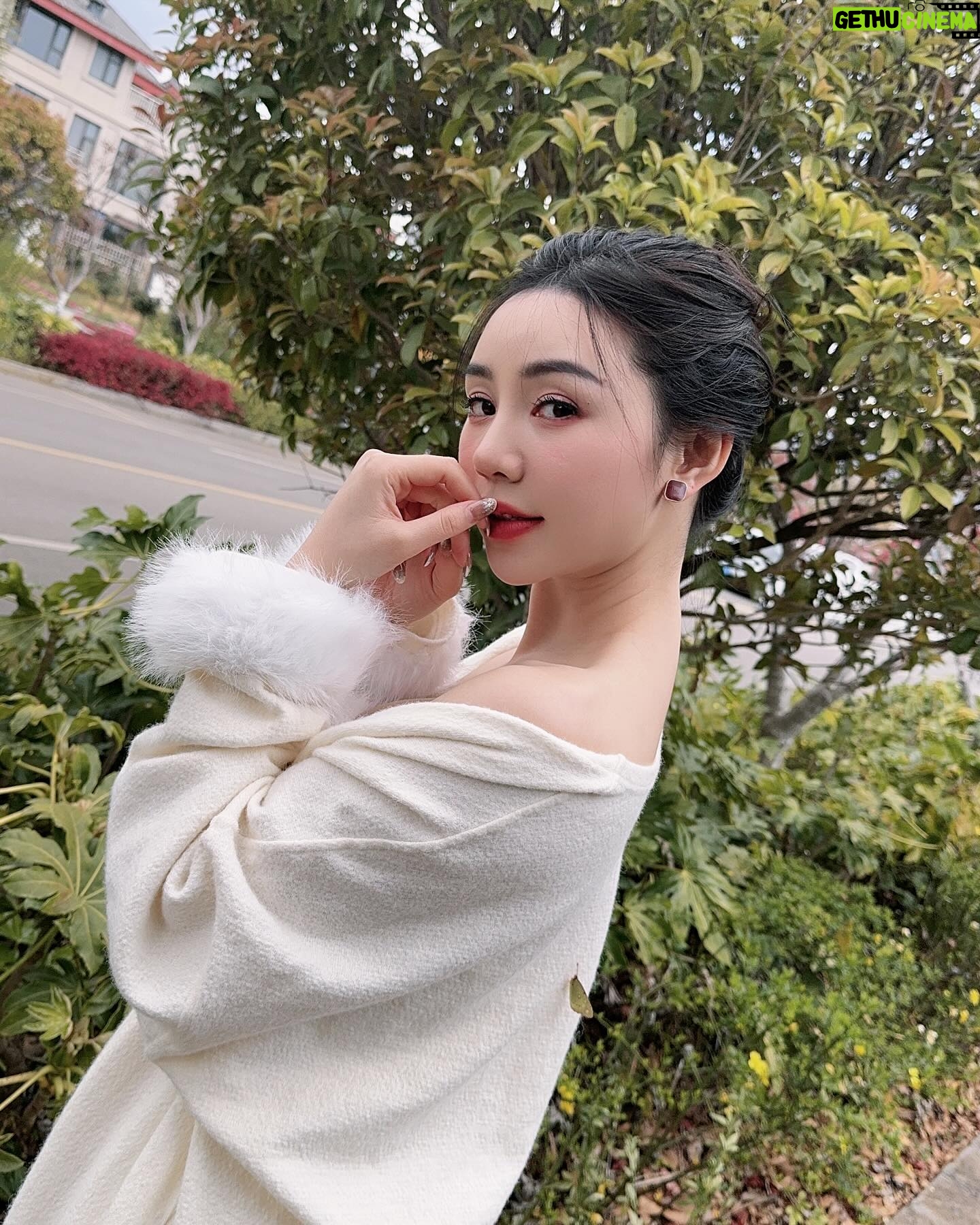 Nguyễn Quỳnh - 5.1K Likes - E ấy cứ đậu trên người tui và k chịu bay đi cho tới khi tui phải lên xe di chuyển 🦋🦋🦋yêu em