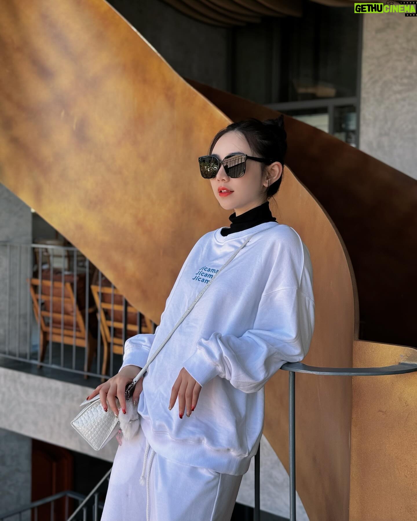 Nguyễn Quỳnh Instagram - Năm 30 tuổi tớ thấy mình thật hạnh phúc🦋