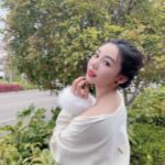 Nguyễn Quỳnh Instagram - E ấy cứ đậu trên người tui và k chịu bay đi cho tới khi tui phải lên xe di chuyển 🦋🦋🦋yêu em