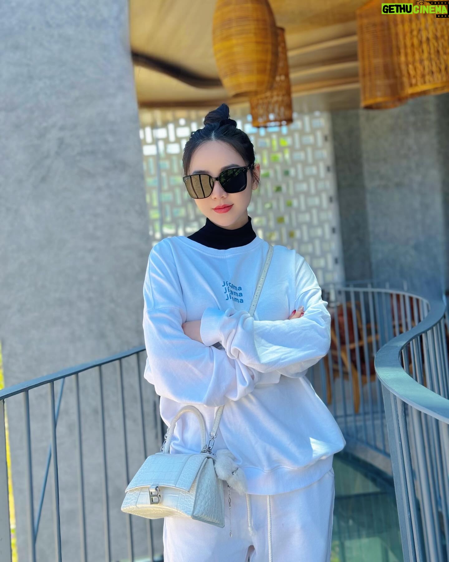 Nguyễn Quỳnh Instagram - Năm 30 tuổi tớ thấy mình thật hạnh phúc🦋