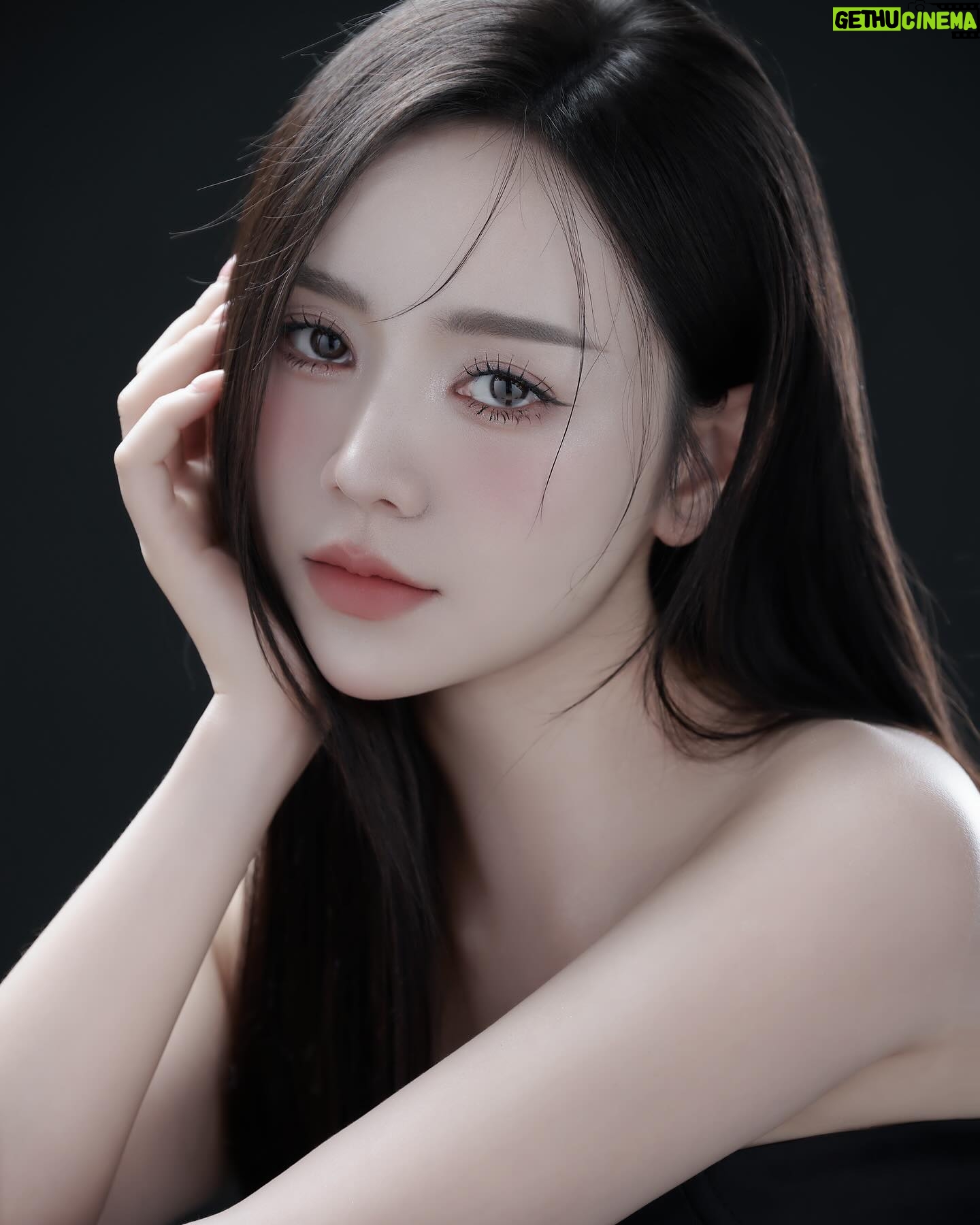 Nguyễn Quỳnh Instagram - Mọi gặp gỡ đều là ý Trời, có được đều là may mắn, không nói tới chuyện thiệt thòi,cảm ơn sự gặp gỡ🦋