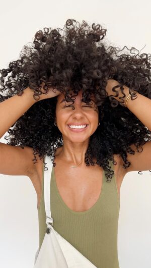 Nia Pettitt Instagram - CURL TIPS! 💅🏽✨🦋💕 — My DM’s are always full of Q’s and I’ve noticed that a lot of you are complicating your routines. Keep it simple and avoid layering so many products as this creates build up and doesn’t let your hair flourish. Giving your hair a good cleanse allows your hair to absorb your conditioner and styling products even more so don’t miss out on that step. Got Q’s? Comment below! #niaTHELIGHT 💕