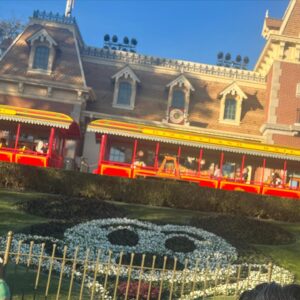 Nia Vardalos Instagram - Thank you @disneyland you are magic. ⭐️⭐️⭐️⭐️⭐️🥰 and a special kiss to my pals @johnstamos & @caitlinskybound for the hookup!