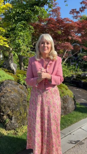 Nicki Chapman Instagram - First day of @the_rhs Chelsea Flower Show & delighted to be back 🌸

Just a small snippet of our day. Angellica & I will be with you each afternoon at 3.45 pm @bbcone to bring you the latest from the show ground & these remarkable gardeners, designers, growers, plants people & landscapers. Lots of glorious gardens & plants, lots of take home advice from the experts. 

Same time tomorrow 🍃🪴💐💚🌺

Huge thank you to @prueleith for sharing her passion for gardening with us. Watch again on @bbciplayer if you missed it 

@bbciplayer @bbcone 
@angellicabell 

@alexjonesthomson 
@nickknowles 
@katie.dadzie 

*
*
*
*
*
Dress @lkbennettlondon