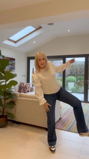 Nicki Chapman Instagram - Chappers Jean Kitchen Catwalk … easy for some to say 🤣

Not an ad. Just wanted to share the love.
So what have we learnt here?

Fantastic value slim flair high rise jeans from @marksandspencer (paid in full & seriously thinking of squirrelling away a second pair) Wash well too & keep their shape 

Top from @andotherstories still sounds like a crisp packet after numerous washes 

Pattes d’elephant means elephant feet or flairs in French (I failed my o level 🇫🇷)

Remain bestie friends with your colourist for over 30 years if you want to look true blonde 😉 Thanks @gabrielladonovan 

Kicks @lkbennettlondon (bought) 

Can’t recommend this jeans enough. I went up a size (coughs) & it worked 

#jeanlove
#notanad
#notpr
#notaskedtodothis
#genuinerecommendation