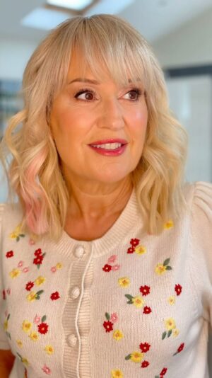 Nicki Chapman Instagram - Happy Saturday 
Rumour has it we’re in for a stonking weekend. No coat, just cardy weather 
Enjoy ☀️

Top @andotherstories (bought 2021)
Hair @hairbyninanikol