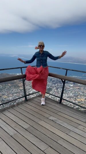 Nicki Chapman Instagram - Wind seems to be a theme on this trip 🙄

#tablemountain #capetown