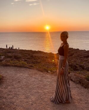 Nicky Whelan Instagram - A few pics from my summer so far ! London, Ibiza and a touch of Paris. My heart is smiling with all the new friends I made and adventures I went on. 🥰Time to go home and be with yoda. ❤️ I have lots more travelling this year… quick pit stop in LA 🤓#grateful #LOVE #Travel 👙✈️🏩
