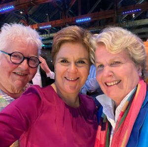 Nicola Sturgeon Instagram - Fun times @stonewalluk annual dinner in London last night with @quineofcrime @profjosharp @hannah_bardell - important to be an ally at this time of pushback on LGBTQ rights. 
The second pic looks like me and the wonderful Sandi Toksvig were having words (with Val ready to jump to my aid 😂) - the one after says otherwise. It was an honour to meet her. And an absolute thrill to meet the legend that is @suranne_jones 🏳️‍🌈 🏳️‍⚧️