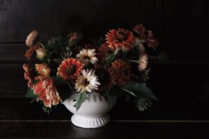 Nicole Gale Anderson Instagram - Sweater weather is officially among us 🍁🍂🥀 @inclayflowerco #seasonalflowers #farmerflorist #ayearinflowers #organicfarming