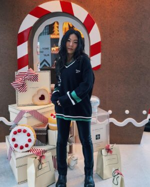 Nicole Kang Instagram - Smelling like a ginger biscuit w/ @jomalonelondon Ty for taking me out of ⛸️⛸️retirement for such a beautiful day ❄️🥂
#jomalonexglide #jomalonelondonxglide
