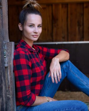 Nicole Mieth Instagram - Happy sunny sunday ☀️ Momentan bevorzuge ich ja eher #countryoutfits anstatt Red-Carped-Style 
🐴👖🥾✔️💃🏻👗👠✖️ 
Und ich muss sagen, ich liebe es 😍 
Welcher Modetyp bist du gerade? 
📸 @ivonne_mierzowski_fotografie #nicolemieth #stonedeek #krämerpferdesport #countryoutfit #westernwear #countryfashion #flanell #lumberjack #jeanslovers #westernoutfit #cowgirl