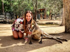Nicole Mieth Instagram - Heute hatte ich die Chance Kängurus und Koalas zu streicheln 🐨😁 Soooo niedlich! Auf die Tiere wurde super geachtet und der Park war wirklich toll. Kann ich jedem nur empfehlen 😍 #nicolemieth #australia #ibes #kangaroo #love #happy #queensland #currumbinwildlifesanctuary #animallover