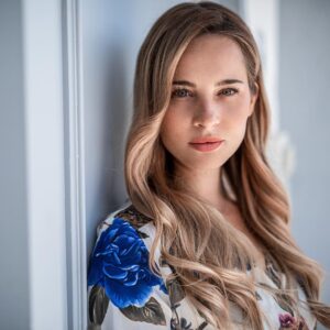 Nicole Mieth Instagram - Ihr Lieben, ich wünsche euch einen schönen Dienstag Abend und hoffe, ihr hattet alle einen guten Start in die neue Woche. 
In vielen Teilen Deutschlands starten ja bald die Sommerferien ( oder sind sogar bereits?) Lasst mal hören, wo es dieses Jahr für euch in den wohlverdienten Urlaub geht! 😎🚴🏻‍♂️✈️ Ich bin gespannt !

Photo: @ivonne_mierzowski_fotografie
Bluse: @glamrock_vienna (Anzeige wegen Markennennung)

#glamrockvienna  #summeroutfit  #tuesdaymotivation  #summerinthecity  #vacationmode  #holidaymood #summertime #actress #vienna #blondehair