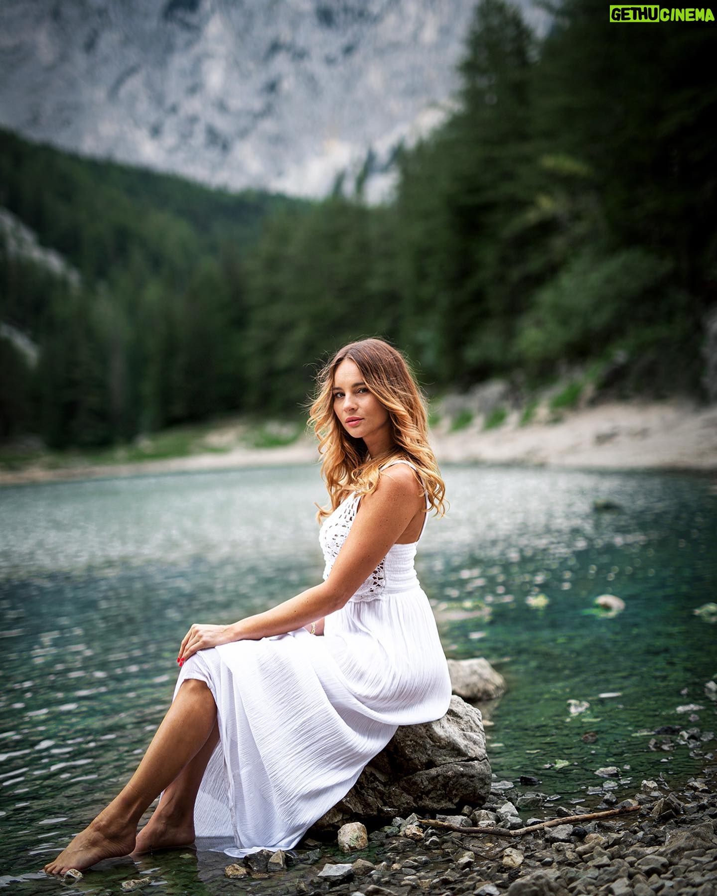 Nicole Mieth - 1.4K Likes - Das grüne Herz von Österreich, die wundervolle Steiermark 💚
Welche Region habt ihr am liebsten?
Und seid ihr schon im Urlaub gewesen? 🏖
Foto: @ivonne_mierzowski_fotografie
#nicolemieth #schauspielerin #moderatorin #grünersee #steiermark #österreich #austria #naturephotography #natur #portraitfotografie #love #whitedress #sommer #august #wandern #berge #lakephotography