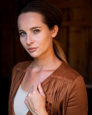 Nicole Mieth Instagram - Ich wünsche euch einen wunderschönen Sonntag und morgen einen ruhigen Start in die neue Woche ☀️ Für mich geht’s nach Kitzbühel, was habt ihr so vor? 📸 @ivonne_mierzowski_fotografie #nicolemieth #schauspielerin #brown #natural #actress #portraitphotography #austria #steiermark #styria #westernoutfit #countrystyle