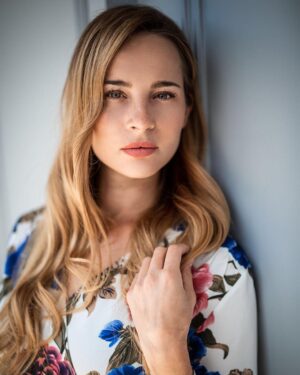 Nicole Mieth Instagram - HAPPY SUNDAY 💜 Was habt ihr so schönes am Wochenende gemacht? Ich bin ja nun über ein Jahr in Wien und immer auf der Suche nach schönen Boutiquen, weg von diesen gewöhnlichen Warenhäusern. Trotzdem sollte der Preis erschwinglich sein und oft stellt sich leider heraus: Einfach ist das nicht. Oft viel zu teuer für Klamotten die man doch in den großen Ketten für weniger Geld findet oder der Markenname zählt und nicht die Qualität. Und das ist ärgerlich. Jetzt bin ich überglücklich eine wunderschöne Boutique mitten in der Wiener Innenstadt gefunden zu haben, die sich in einer kleinen Seitengasse versteckt hält. Die Sachen kommen überwiegend aus Paris, die Qualität und der Preis stimmt und nicht jeder rennt damit rum. Halleluja. Geht es euch genauso und seid auch immer auf der Suche nach einem echten „Geheimtipp“? @glamrock_vienna @ivonne_mierzowski_fotografie | Anzeigen wegen Namennennung 
#nicolemieth #glamrockvienna #schauspielerportrait #love #happy #floweroutfit #kupferhaare #kupferblond #ootdfashion #beautiful #photoshooting #summeroutfit #blouse #sommerbluse