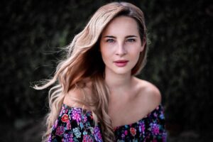 Nicole Mieth Instagram - [Werbung] Der Juli ist da 💜☀️
Ich habe wieder ein wundervolles Fotoshooting mit @ivonne_mierzowski_fotografie gehabt, bald habe ich Geburtstag und momentan stehe ich für eine Spielfilmkomödie vor der Kamera 📺
Welchen Monat im Jahr habt ihr am Liebsten?

#nicolemieth #schauspielerportrait #beautiful #fotoshooting #lovemyjob #summer #nature #floweroutfit #summerdress #happy #love #kupferblond #model #calzedonia #dress #ootd #stuttgart #vegan