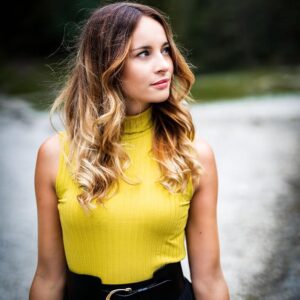 Nicole Mieth Instagram - Hallo zusammen 🌼 Was habt ihr für das bevorstehende Wochenende geplant? Habt ihr noch Urlaub oder seid ihr schon wieder mitten im Arbeitsmodus? Ich wünsche euch einen wunderschönen Donnerstag! Love, Nicole ☀️ 📸 @ivonne_mierzowski_fotografie #nicolemieth #ivonnemierzowskifotografie #grünersee #grünerseeaustria #steiermark #love #nature #natureshoot #ombrehair #balayage #austria #österreich #andotherstories