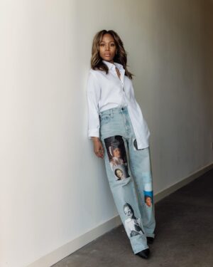 Nicole Beharie Instagram - resistance and art

#sagaftra
Elaine Brown
Zora Neal Hurston
Maya Angelou 
Nikki Giovanni 
Fannie Lou Hammer 
Mamie Till
Shirley Chisholm 
Toni Morrison… 

@fosterlew 📷  @hairbywankaya 💇🏽‍♀️. @eshuclothing 👖