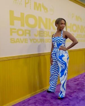 Nicole Beharie Instagram - About last night…@honkforjesusmovie premiere  You gotta see this one! In theaters and streaming on @peacocktv Sept 2nd!!! @morereginahall @sterlingkbrown are 🔥🔥🔥. Big love to my co star  @conphidance  Brought to you by @focusfeatures @monkeypawproductions. 👘@christopherjohnrogers. 💄@tashareikobrown.  @kimblehaircare. @therealnoigjeremy @honkforjesusmovie
@peacocktv
@adamma.ebo 
@adanne.ebo
@jordanpeele
@danielkaluuya
@morereginahall
@winrosenfeld
@sterlingkbrown
@danagills
@austincrute

@itsdevererogers
