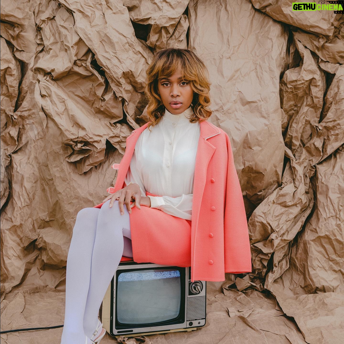Nicole Beharie - 10.2K Likes - Mod. Always kinda felt like I’d be more at home in another era👛BUT I’ve finally fallen in love with the one I’m in (yes.despite all the craziness). Grumpy Magazine @grumpymagazine
EDITOR-IN-CHIEF: @jazzieperrier
INTERVIEW: @parker_s_s
PHOTOGRAPHY: @demetriusw
STYLING: @nellovintage
SET DESIGN: @sentribe
MAKEUP: @rachaelreneemua
HAIR: @jordywonderland
PHOTOGRAPHY & SET ASSISTANT: @bettalucknexttime