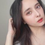 Nicole Ishida Instagram - コスメデコルテ AQ オーラ リフレクター 6色のパウダーで上品な透明感になるフェイスパウダー✨ のせた瞬間自然に肌がトーンアップ効果があるの！ しかもAQスキンケアラインにも入ってる美容成分のお陰で、乾燥もしにくくてなめらかなお肌に☺️ ハリ感、ツヤ感もでるから良い感じ👏🏻 そしてブラシとパフが付いてるから 持ち歩きや好みに合わせてオススメ☀️ 最近はメイクの仕上げにパウダーのせてます☺️ みなさんチェックしてみてね! ＃コスメデコルテ＃AQオーラリフレクター＃オーラパウダー＃フェイスパウダー#decorte_pr @cosmedecortejp