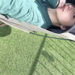 Nicole Ishida Instagram - マイブームは ハンモックチェア🌱 日光浴しながら、空ぼーってみて 風感じながら、洗濯物の匂いが流れてきて こういう時間ってとても大切だなって思う🫧 もちろんUVカットの帽子かぶってだけどね☺️ ハットはずっと愛用してるサンバリア100のやつ💐