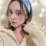 Nicole Ishida Instagram - まとうことで、水をまもる 「TRUE BLUE TEXTILE」 プロジェクト。 ファッションの環境問題をみんなで考えるため、日本の美しい水をまとうことで守っていこうというプロジェクトです☺ 水の排出量が少ない捺染機で作ったスカーフは、日本一の水質が綺麗な、高知県仁淀川の水面をプリントしているのです！水が大好きな私にとって、少しでも日本の水を守れる力になれるならと、スカーフ使ってみました 綺麗な水色なので、カバンに巻いたり、ヘアバンドにしたりいろいろ使えそう^ ^ こちらの生地は限定配布されているので応募すればもらえるとのことです☺ さらに渋谷PARCOで3/16-/317、京都市京セラ美術館で3/22-3/24まで展示会もあるみたいなので、気になる方はチェックしてみてください☺ #PR #京セラ #まもるためにまとう #truebluetextile #forearth @kyocera_official